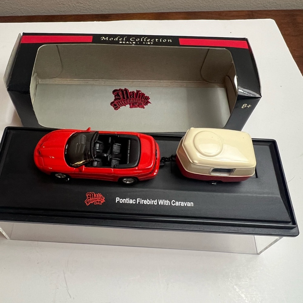 Malibu international model collection, Pontiac Firebird with Caravan new 1:87